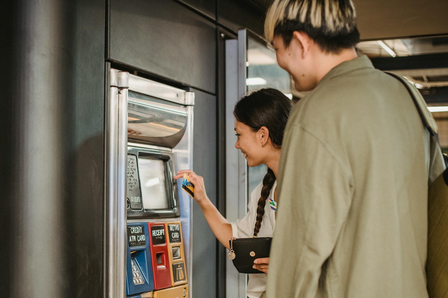 Inhaltspaar Mit Fahrkartenautomat Im Untergrund